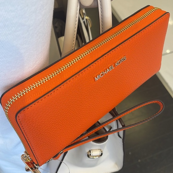 MICHAEL KORS
Jet Set Travel Large Pebbled Leather Wristlet Wallet Phone Holder - Picture 6 of 16